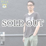 画像:  UCLA"UCLA"ロゴ三素材混カレッジプリント半袖VネックTシャツ / Audience