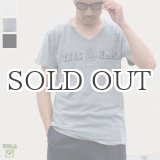 画像:  UCLA"UCLA"ロゴ三素材混カレッジプリント半袖VネックTシャツ / Audience