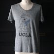 画像2: 【RE PRICE / 価格改定】 UCLA"Sleepy Bear"コットン/三素材混カレッジプリント半袖VネックTシャツ / Audience (2)