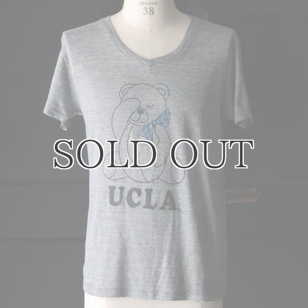 画像2: 【RE PRICE / 価格改定】 UCLA"Sleepy Bear"コットン/三素材混カレッジプリント半袖VネックTシャツ / Audience (2)