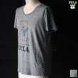 画像1: 【RE PRICE / 価格改定】 UCLA"Sleepy Bear"コットン/三素材混カレッジプリント半袖VネックTシャツ / Audience (1)