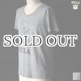 画像: 【RE PRICE / 価格改定】 UCLA"Sleepy Bear"コットン/三素材混カレッジプリント半袖VネックTシャツ / Audience