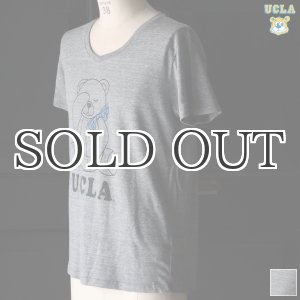 画像: 【RE PRICE / 価格改定】 UCLA"Sleepy Bear"コットン/三素材混カレッジプリント半袖VネックTシャツ / Audience