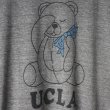 画像6: 【RE PRICE / 価格改定】 UCLA"Sleepy Bear"コットン/三素材混カレッジプリント半袖VネックTシャツ / Audience (6)