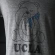 画像5: 【RE PRICE / 価格改定】 UCLA"Sleepy Bear"コットン/三素材混カレッジプリント半袖VネックTシャツ / Audience (5)